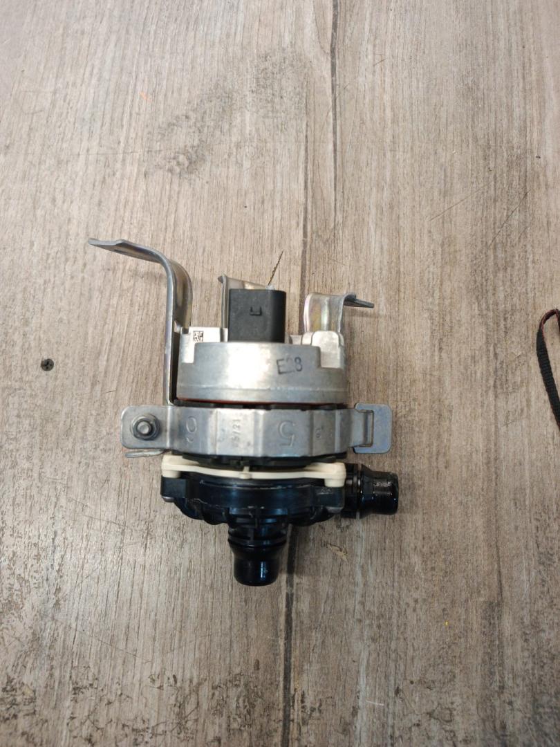 насос антифриза дополнительный BMW X5 G05 2022, 3.0 л., B58B30C, бензин, АКПП, c27, внедорожник 5 дв., полный привод, 11515A55726, 5A55726 - фото №1