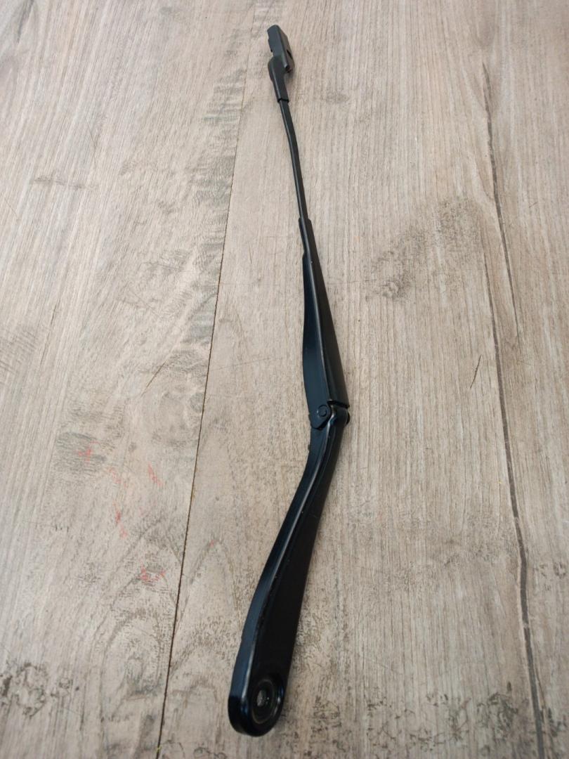 щеткодержатель (поводок стеклоочистителя, дворник) BMW X5 G05 2022, 3.0 л., B58B30C, бензин, АКПП, c27, внедорожник 5 дв., полный привод, 7434846, 61619479244, 9479244 - фото №1