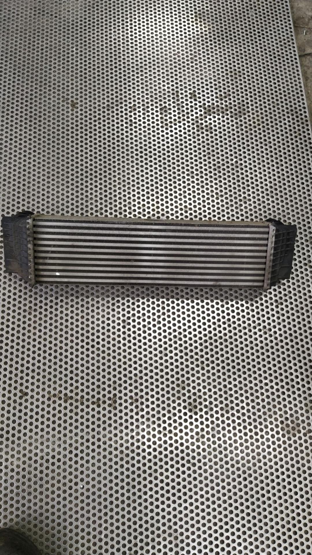 интеркулер BMW 5 серия F07/F10/F11 2010, 3.0 л., N55 B30 A, бензин, АКПП, space-grey metallic (a52), седан, задний привод, правый руль, 17517577115, 7577115 - фото №1