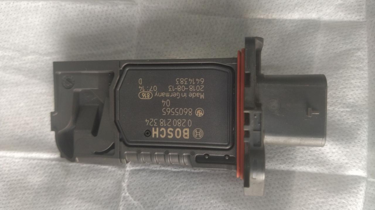 расходомер воздуха BMW 5 серия G30/G31 2018, 2.0 л., гибрид, black sapphire metallic (475), седан, задний привод, правый руль, 13628605565, 8605565 - фото №1