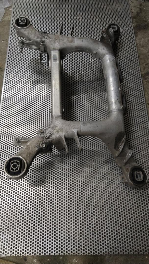 балка подвески задняя BMW 5 серия G30/G31 2018, 2.0 л., гибрид, black sapphire metallic (475), седан, задний привод, правый руль, 6886057, 6265837, 33316886057 - фото №1