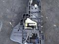 скелет ручки двери задней левой Mercedes-Benz M-Класс W164 2006, 3.0 л., OM 642.940, дизель, АКПП, серебро, полный привод, правый руль, A1647600334 - фото №3