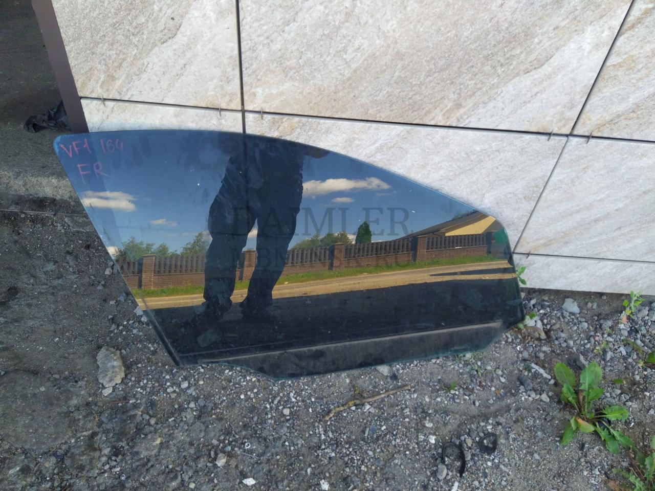 стекло двери передней правой Mercedes-Benz M-Класс W164 2006, 3.2 л., дизель, АКПП, серебряно голубой, полный привод, правый руль - фото №1