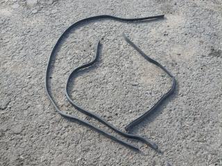 уплотнитель подкапотного пространства Mercedes-Benz M-Класс W164 2006, 3.2 л., дизель, АКПП, серебряно голубой, полный привод, правый руль