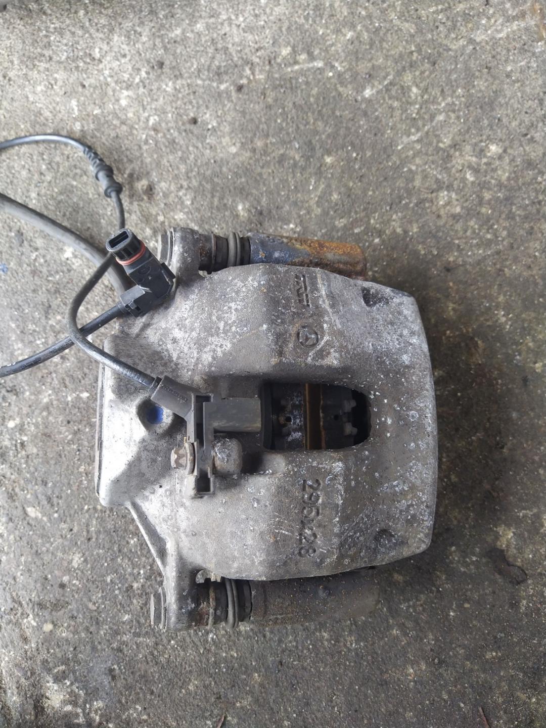 суппорт передний правый Mercedes-Benz C-Класс W204/S204 2009, 2.1 л., OM 651.911, дизель, седан - фото №1