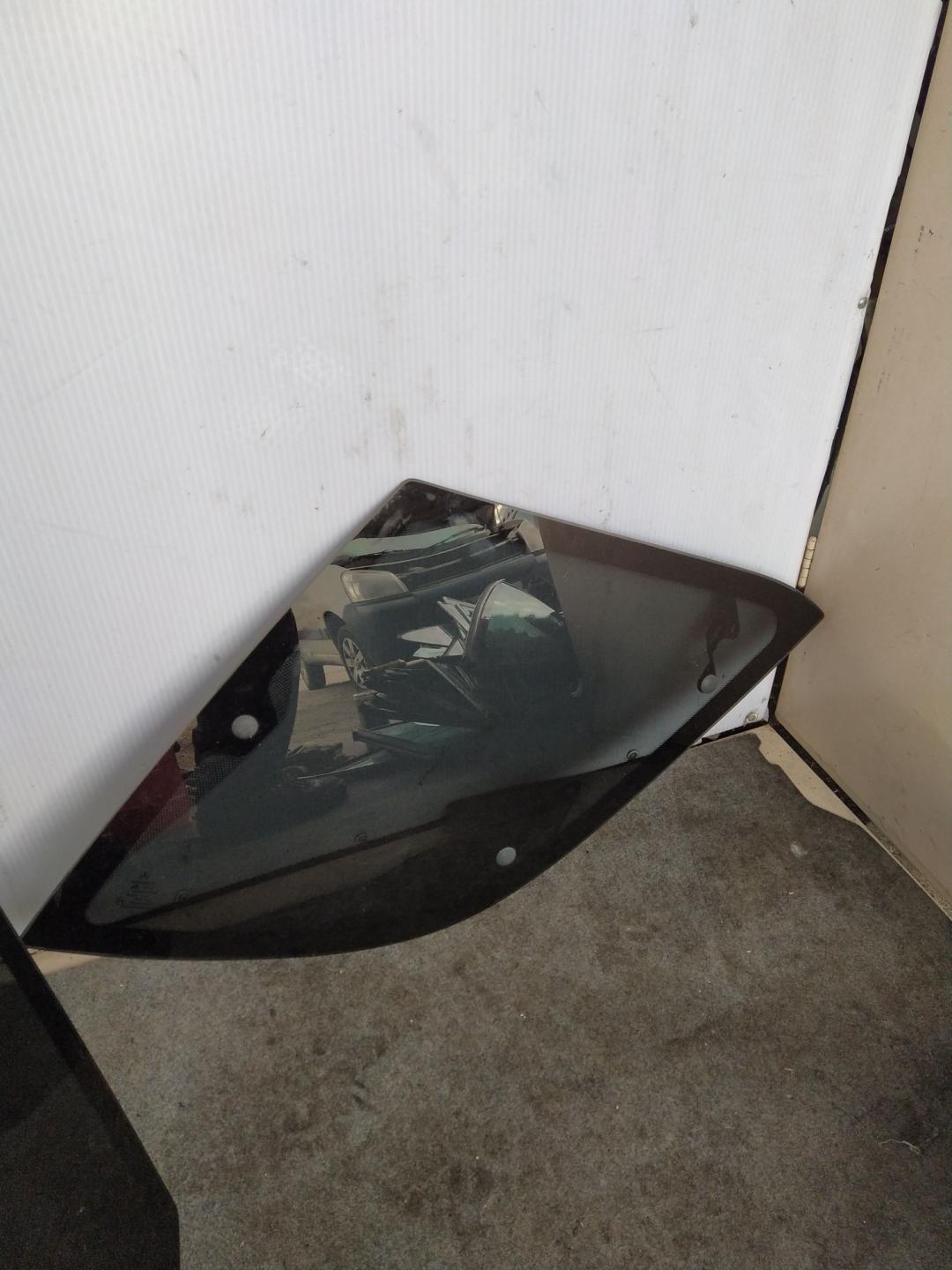 стекло кузовное боковое правое Mercedes-Benz M-Класс W163 2001, 2.7 л., OM 612.963, дизель, внедорожник 5 дв. - фото №1