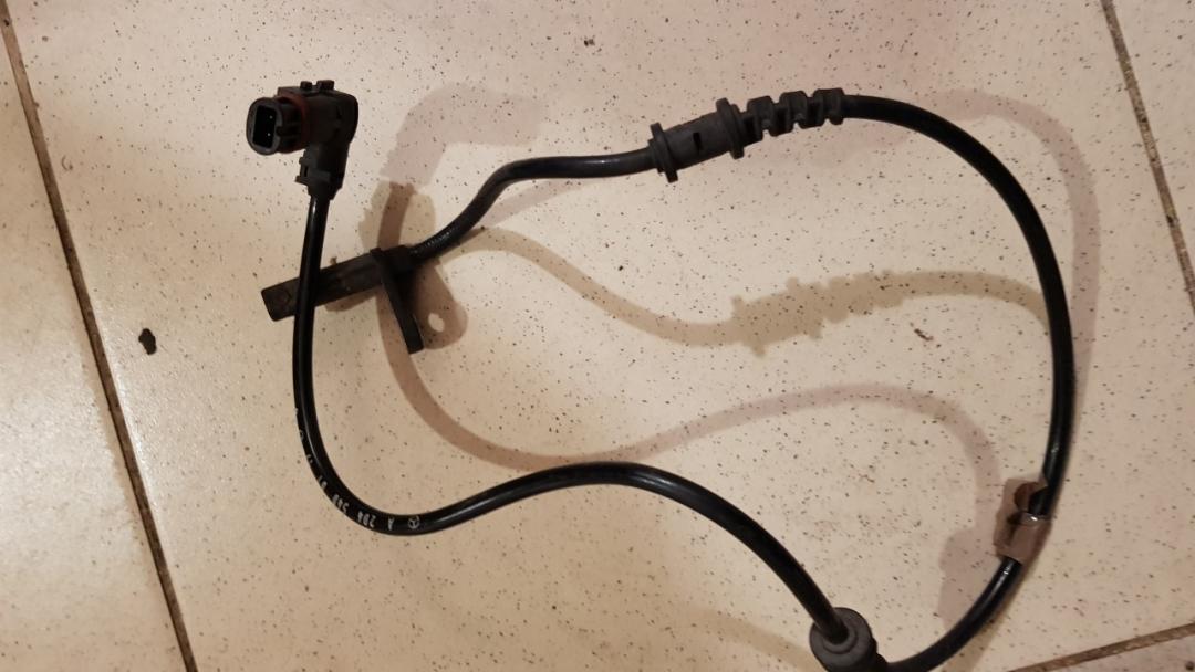 датчик ABS Mercedes-Benz C-Класс W204/S204 2009, 2.1 л., OM 646.811, дизель, АКПП, черный, седан, правый руль, 2045400117 - фото №1