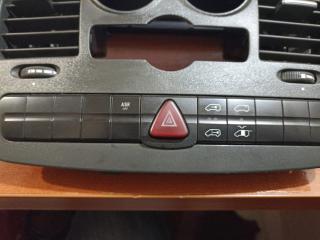 кнопка аварийной сигнализации Mercedes-Benz