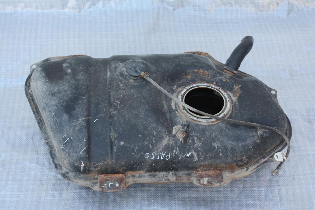 бак топливный Toyota Passo 1 поколение KGC10 2004, 1.0 л., 1KR-FE, бензин, АКПП, серый, хетчбэк 5 дв., передний привод, правый руль - фото №1