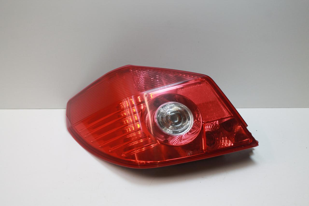 фонарь задний левый Geely MK Cross 1 поколение 2014, 1.5 л., MR479QA, бензин, МКПП, белый, хетчбэк 5 дв., передний привод - фото №1