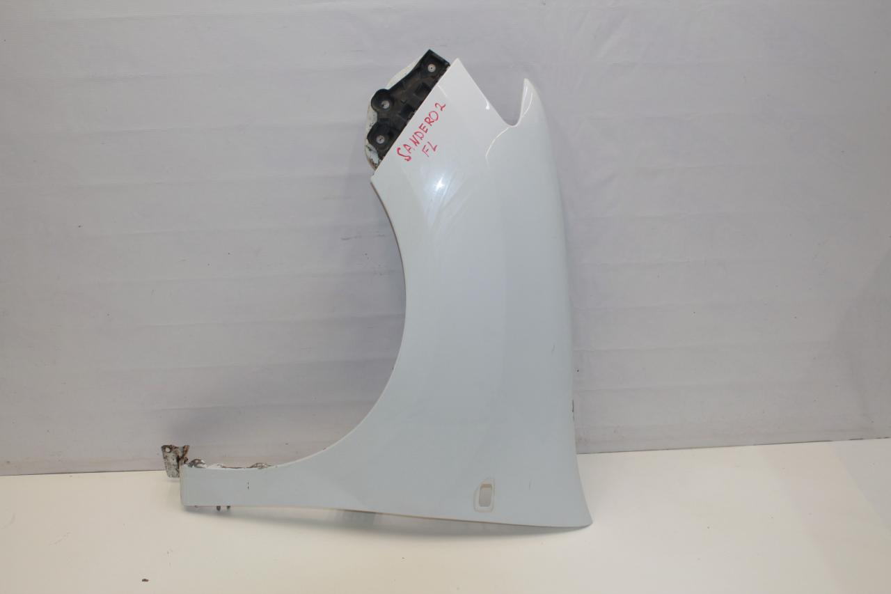 крыло переднее левое Renault Sandero 2 поколение 5S 2015, 1.6 л., K7M 812, бензин, МКПП, белый, хетчбэк 5 дв., передний привод - фото №1