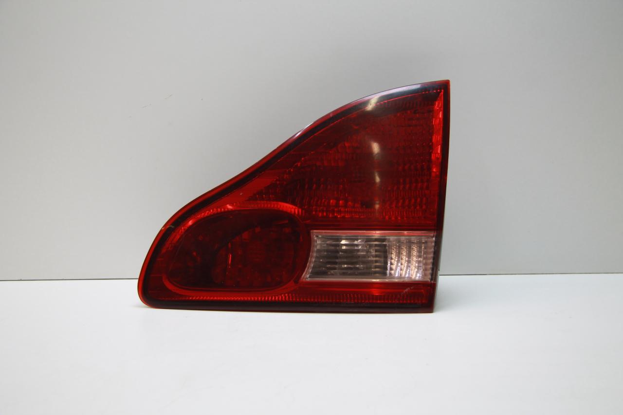 фонарь крышки багажника правый Toyota Ipsum 2 поколение ACM21W 2003, 2.4 л., 2AZ-FE, бензин, АКПП, серебристый, минивэн, передний привод, правый руль - фото №1