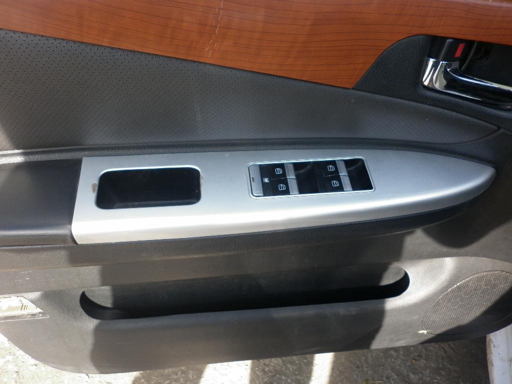 блок управления стеклоподъемниками Lifan Solano 1 поколение 620 2012, 1.6 л., LF481Q3, бензин, МКПП, белый, седан, передний привод - фото №1