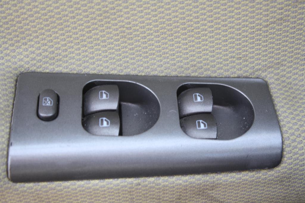 блок управления стеклоподъемниками Chery Kimo 1 поколение 2008, SQR473F, бензин, МКПП, красный, седан, передний привод, S123746030 - фото №1