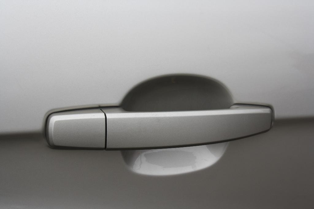 ручка наружная задняя правая Chevrolet Captiva 1 поколение C100 2007, 2.4 л., Z 24 SED, бензин, МКПП, внедорожник 5 дв. - фото №1