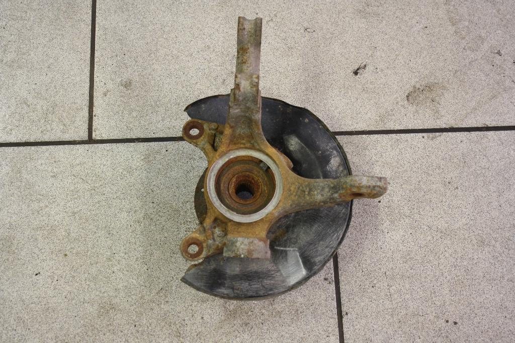 кулак поворотный правый Honda Fit 1 поколение GD1 2004, 1.3 л., L13A, бензин, вариатор, серый, хетчбэк 5 дв., передний привод, правый руль - фото №1