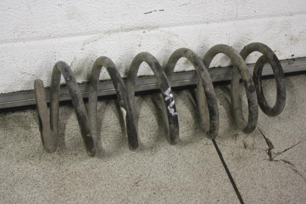 пружина задняя Geely MK Cross 1 поколение 2012, 1.5 л., MR479QA, бензин, МКПП, белый, хетчбэк 5 дв., передний привод, 1014014024 - фото №1