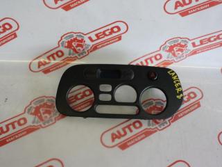 консоль салона Mitsubishi Lancer 8 поколение CK2A 1998, 0.7 л., 3B20, бензин, АКПП, красный, седан, передний привод, правый руль, MR189244