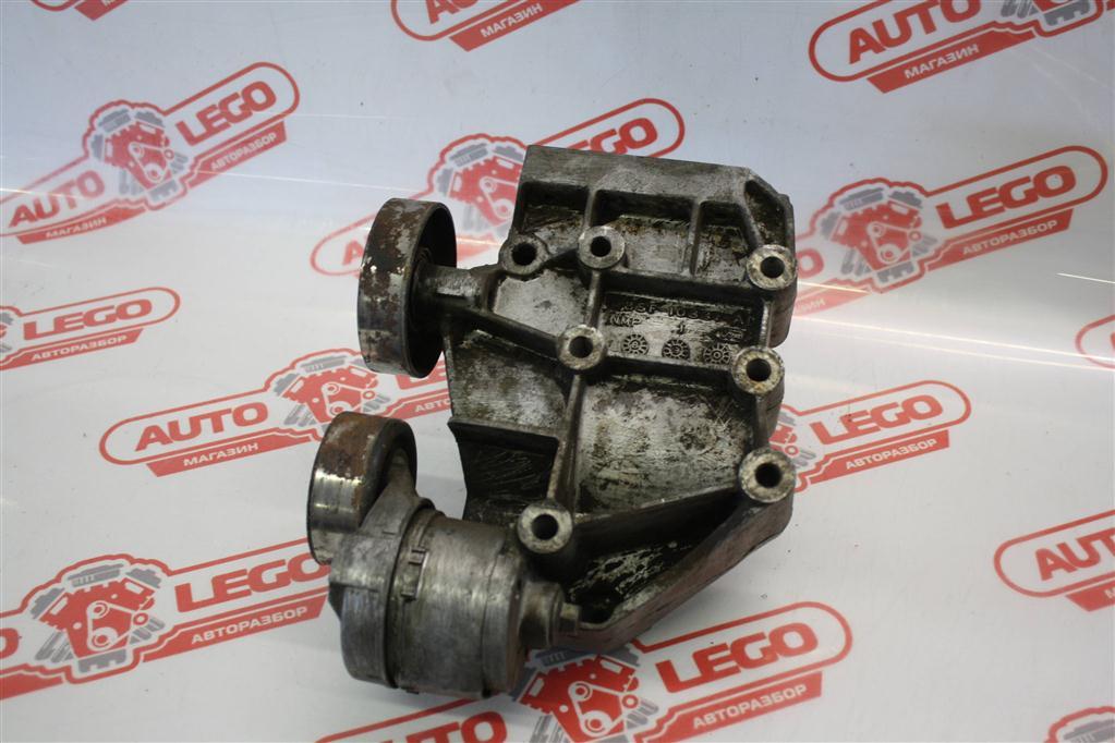 кронштейн генератора Ford Focus 1 поколение 2001, YS4E Split Port , бензин, МКПП, белый, седан, передний привод, 98SF10337 - фото №1