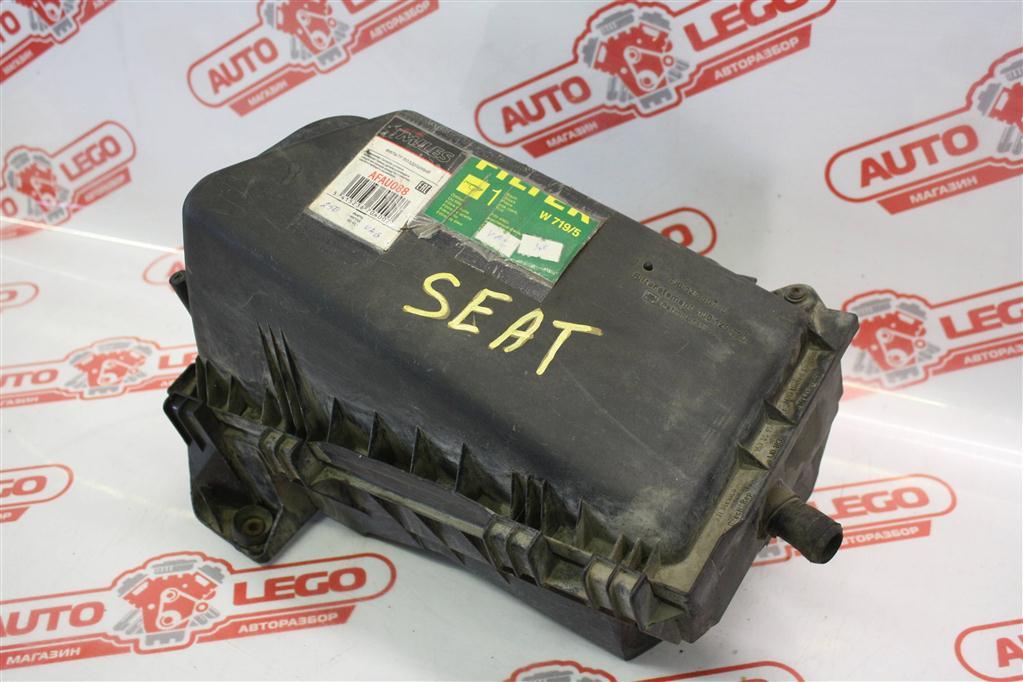 корпус воздушного фильтра SEAT Toledo 2 поколение 1999, AGN 1.8 125л.с., бензин, МКПП, черный, седан, передний привод, 1J0129607 - фото №1