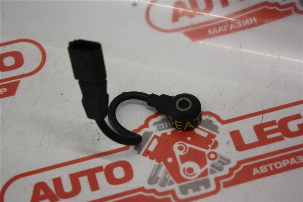 датчик детонации SEAT Toledo 2 поколение 1999, AGN 1.8 125л.с., бензин, МКПП, черный, седан, передний привод - фото №1
