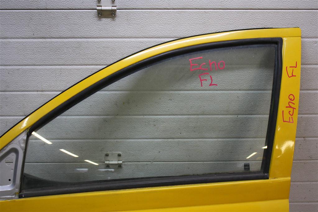 стекло двери передней левой Toyota Echo 1 поколение NCP10 2001, 1.5 л., 1NZ-FE, бензин, АКПП, желтый, седан, передний привод - фото №1