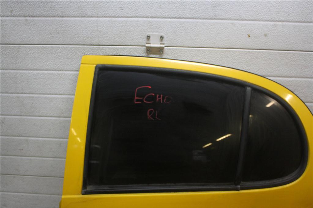 стекло двери задней левой Toyota Echo 1 поколение NCP10 2001, 1.5 л., 1NZ-FE, бензин, АКПП, желтый, седан, передний привод - фото №1
