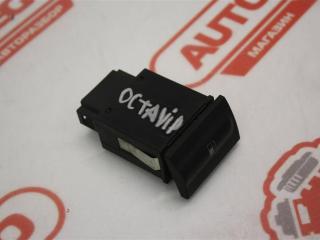 кнопка открытия лючка топливного бака Skoda Octavia 1 поколение (A4) [рестайлинг] 1U2 2007, 1.6 л., AKL, бензин, МКПП, черный, седан, передний привод, 1U0959833C