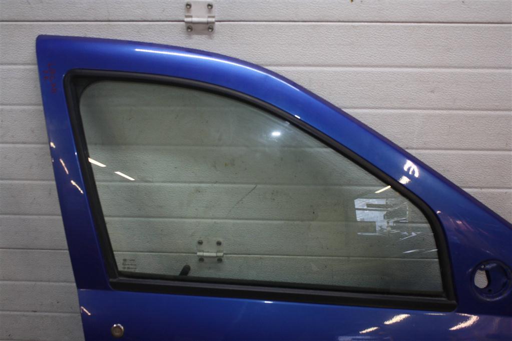стекло двери передней правой Renault Logan 1 поколение L8 2008, 1.4 л., K7JA710 1, бензин, МКПП, синий, седан, передний привод - фото №1