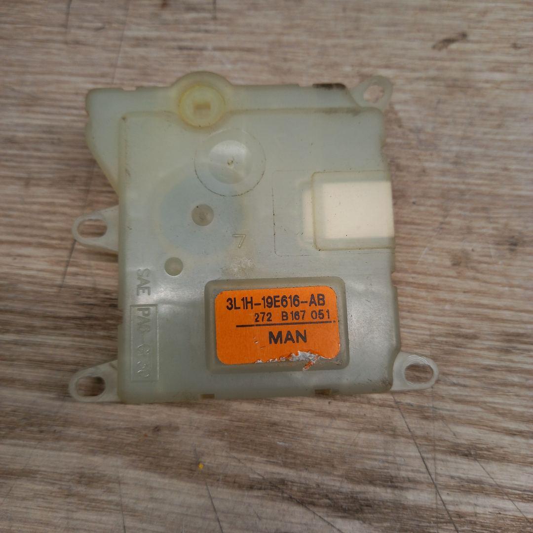 моторчик заслонки печки Lincoln Navigator 2 поколение 2006, 5.4 л., бензин, АКПП, полный привод, 3L1H19E616AB - фото №1