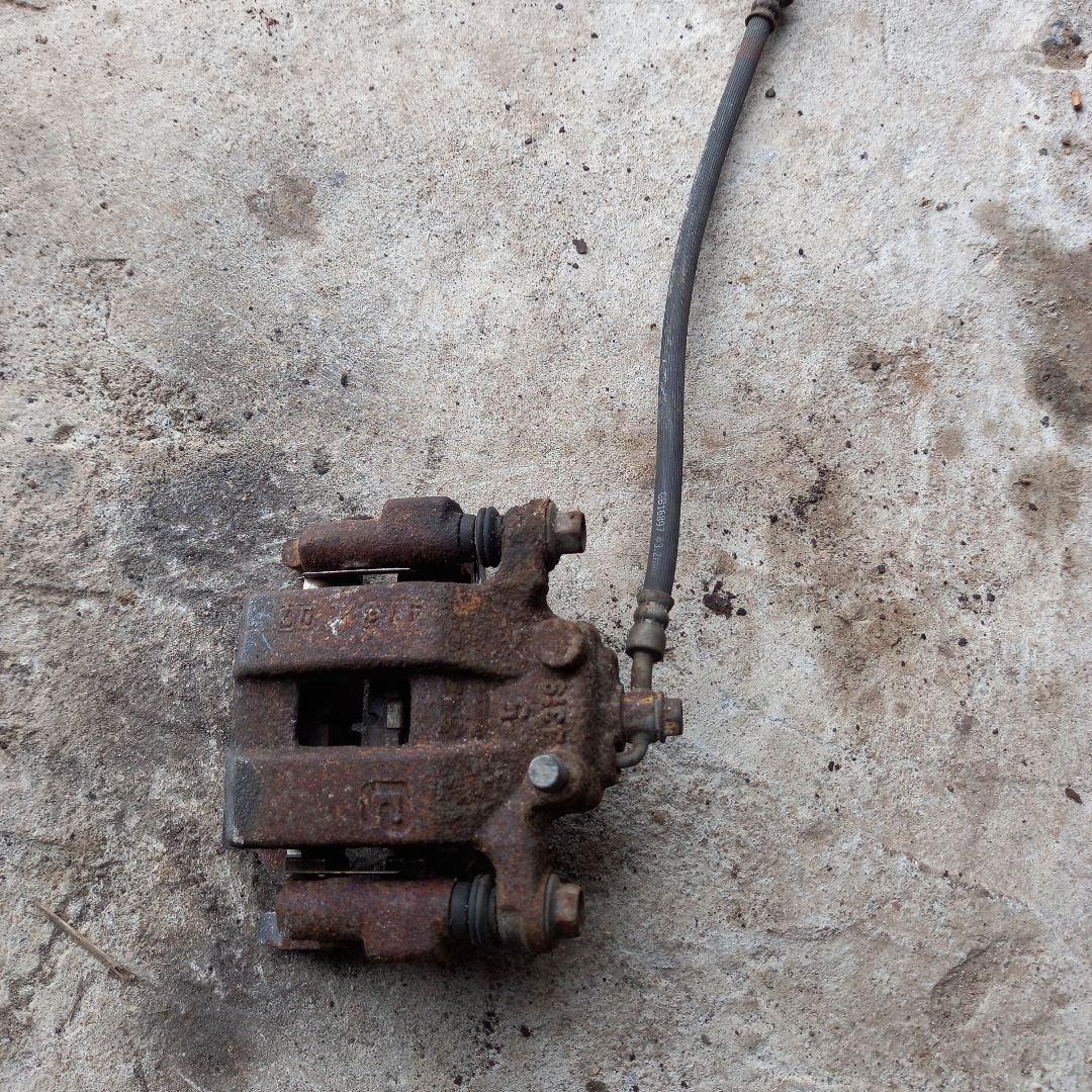 суппорт задний левый Infiniti Q50 1 поколение V37 2014, 3.7 л., VQ37VHR, бензин, АКПП, (qaa) white 3p, седан, полный привод, 440111AA0A - фото №1