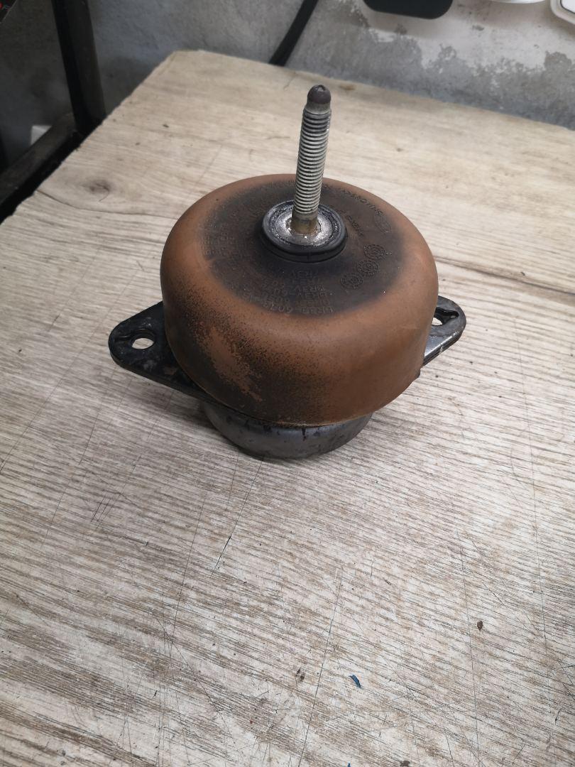 подушка крепления двигателя Ford Mustang 6 поколение S550 2017, 5.0 л., бензин, АКПП - фото №1