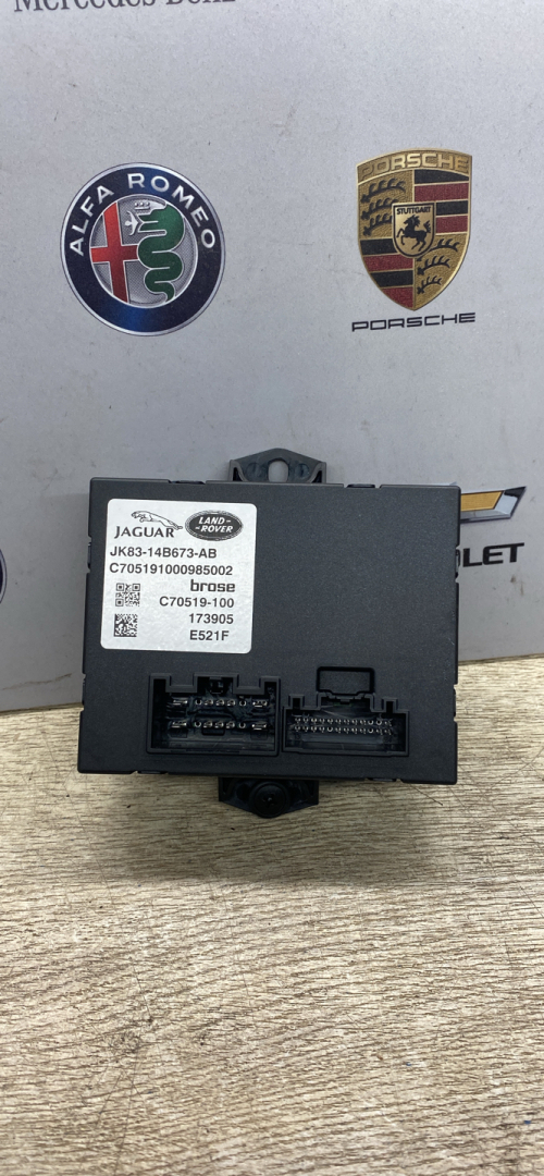 блок управления крышкой багажника Jaguar F-Pace 1 поколение 2018, 2.0 л., дизель, АКПП, правый руль, JK8314B673AB - фото №1