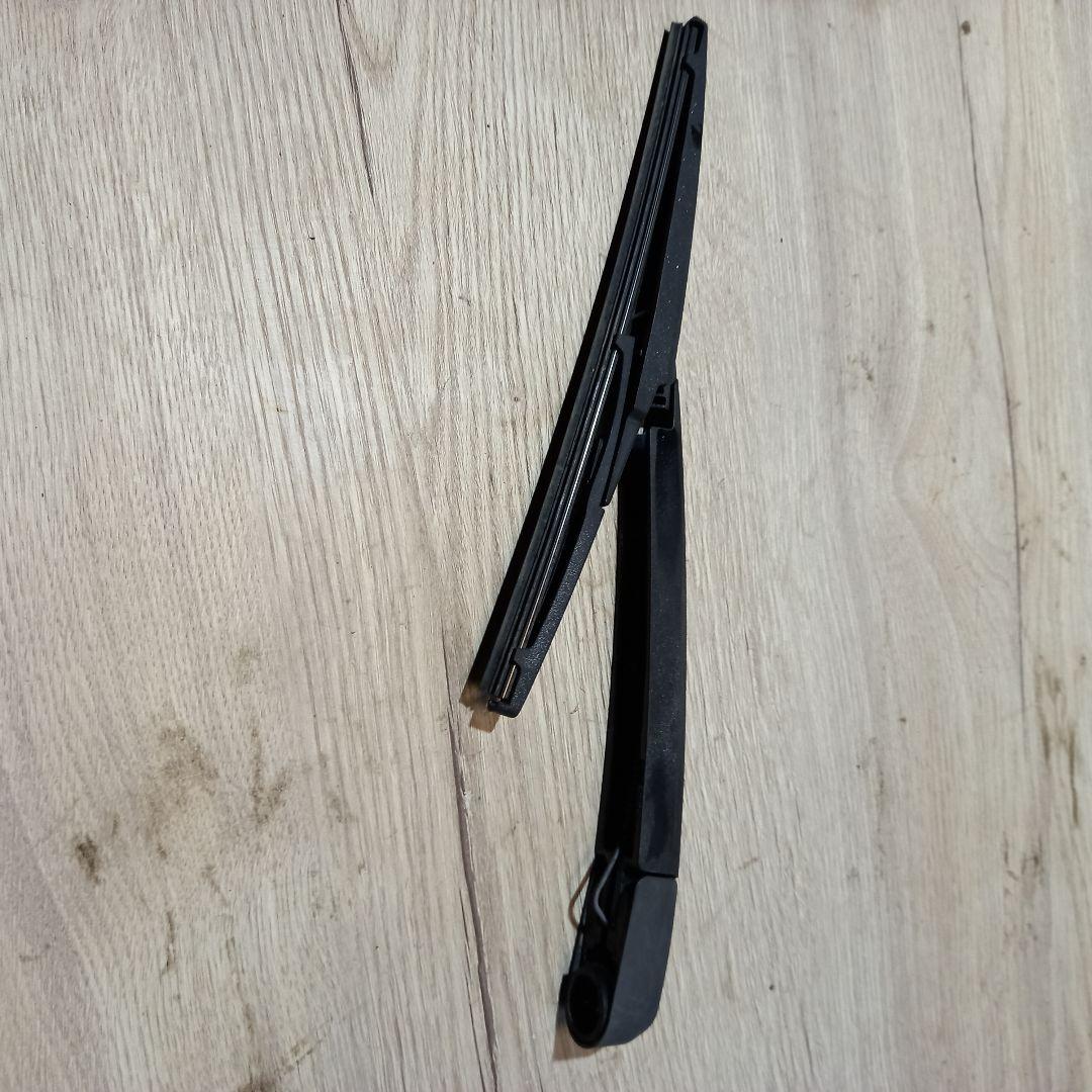 щеткодержатель задний Kia Sorento 2 поколение 2012, 2.4 л., бензин, МКПП, передний привод, 988152P000 - фото №1