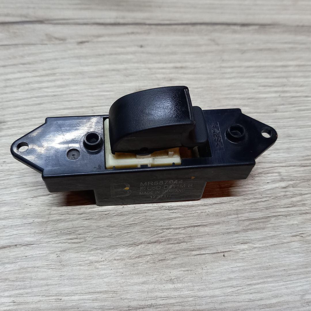 кнопка стеклоподъемника двери задней правой Mitsubishi Outlander 2 поколение 2008, 3.0 л., бензин, MR587944 - фото №1