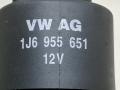 насос (моторчик) омывателя стекла Volkswagen Polo 3 поколение 1999, 1.4 л., i, AUD, бензин, МКПП, синий, хетчбэк 3 дв., передний привод, 1J6955651 - фото №5