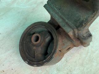 подушка крепления КПП Mitsubishi Lancer 8 поколение 2001, 1.6 л., i, бензин