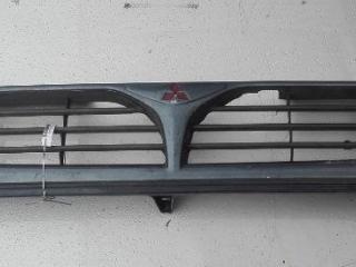 решетка радиатора Mitsubishi Space Wagon 2 поколение (Typ N30/N40) 1997