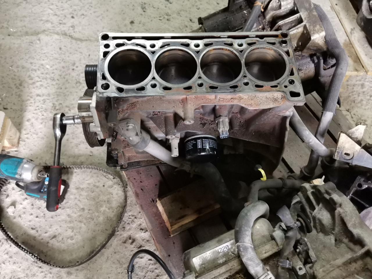 блок цилиндров Renault Laguna 2 поколение 2004, 1.8 л., бензин, МКПП, черный, универсал, F4P774 - фото №1