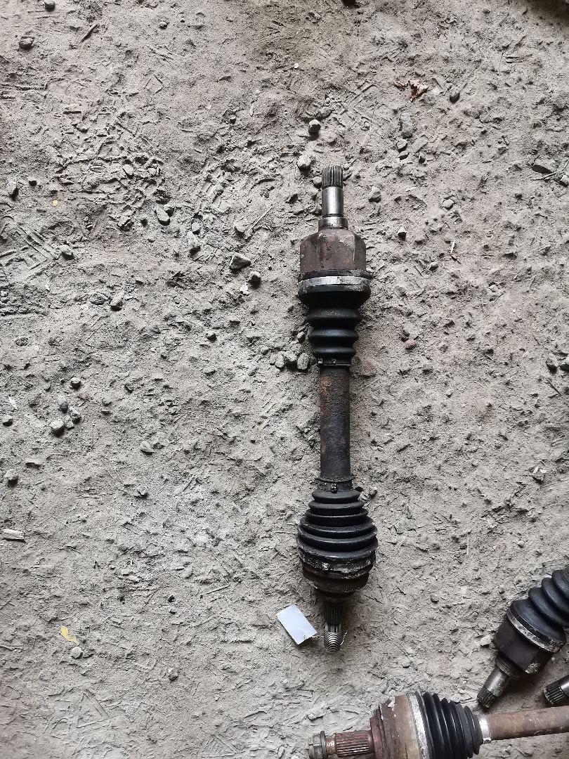 полуось передняя левая (приводной вал, ШРУС) Peugeot 307 1 поколение (2001 - 2005), 2.0 л., дизель, МКПП, черный, универсал - фото №1