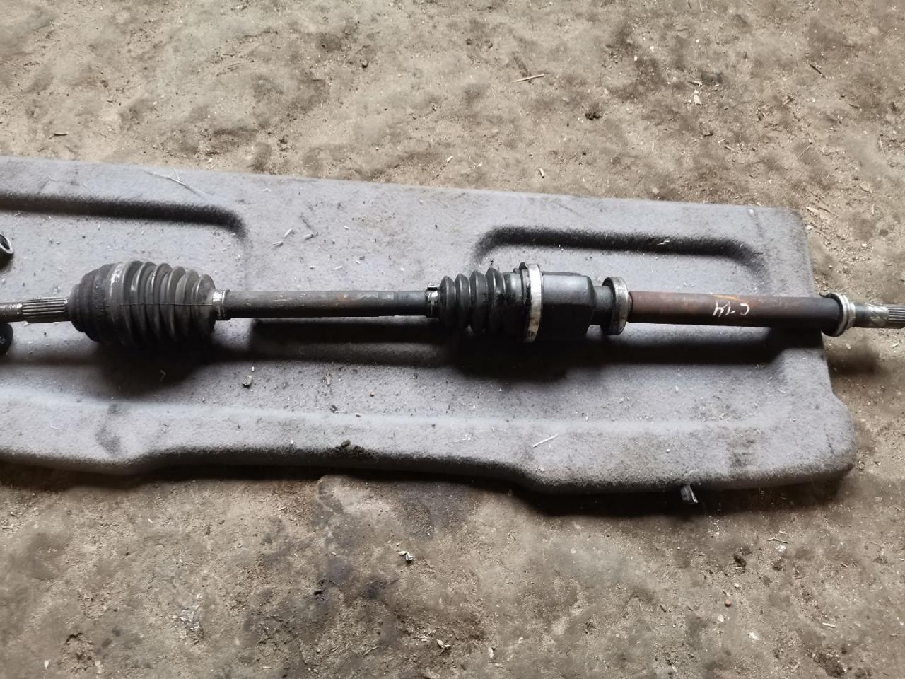 полуось передняя правая (приводной вал, ШРУС) Renault Megane 2 поколение 2003, 1.5 л., дизель, МКПП, хетчбэк 5 дв. - фото №1