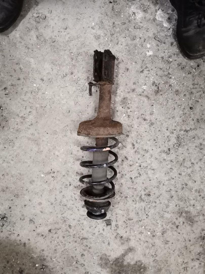 стойка передняя правая Renault Kangoo 1 поколение 2002, 1.9 л., дизель, МКПП, белый, фургон - фото №1