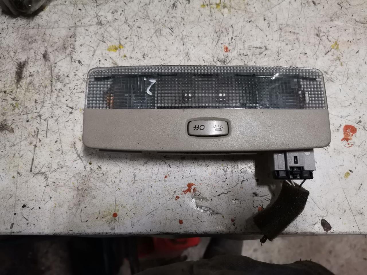 фонарь салона (плафон) Renault Laguna 2 поколение 2004, 1.8 л., бензин, МКПП, черный, универсал - фото №1