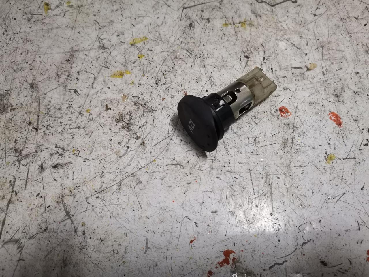 гнездо прикуривателя Renault Laguna 2 поколение 2004, 1.8 л., бензин, МКПП, черный, универсал - фото №1