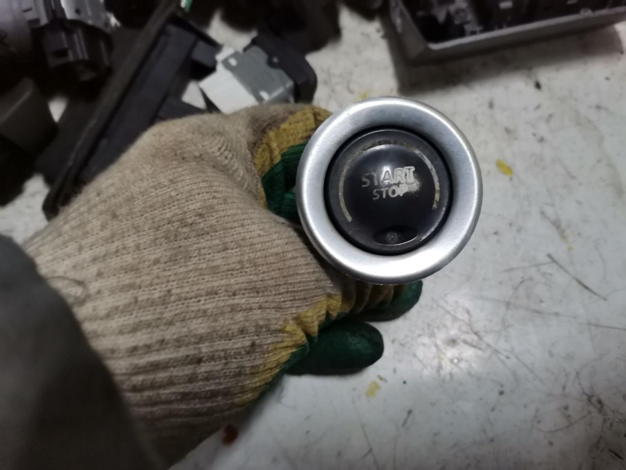 кнопка запуска двигателя Renault Laguna 2 поколение 2004, 1.8 л., бензин, МКПП, черный, универсал - фото №1