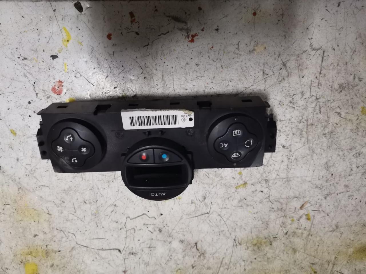 блок управления печки / климат-контроля Renault Megane 2 поколение 2003, 1.5 л., дизель, МКПП, хетчбэк 5 дв. - фото №1