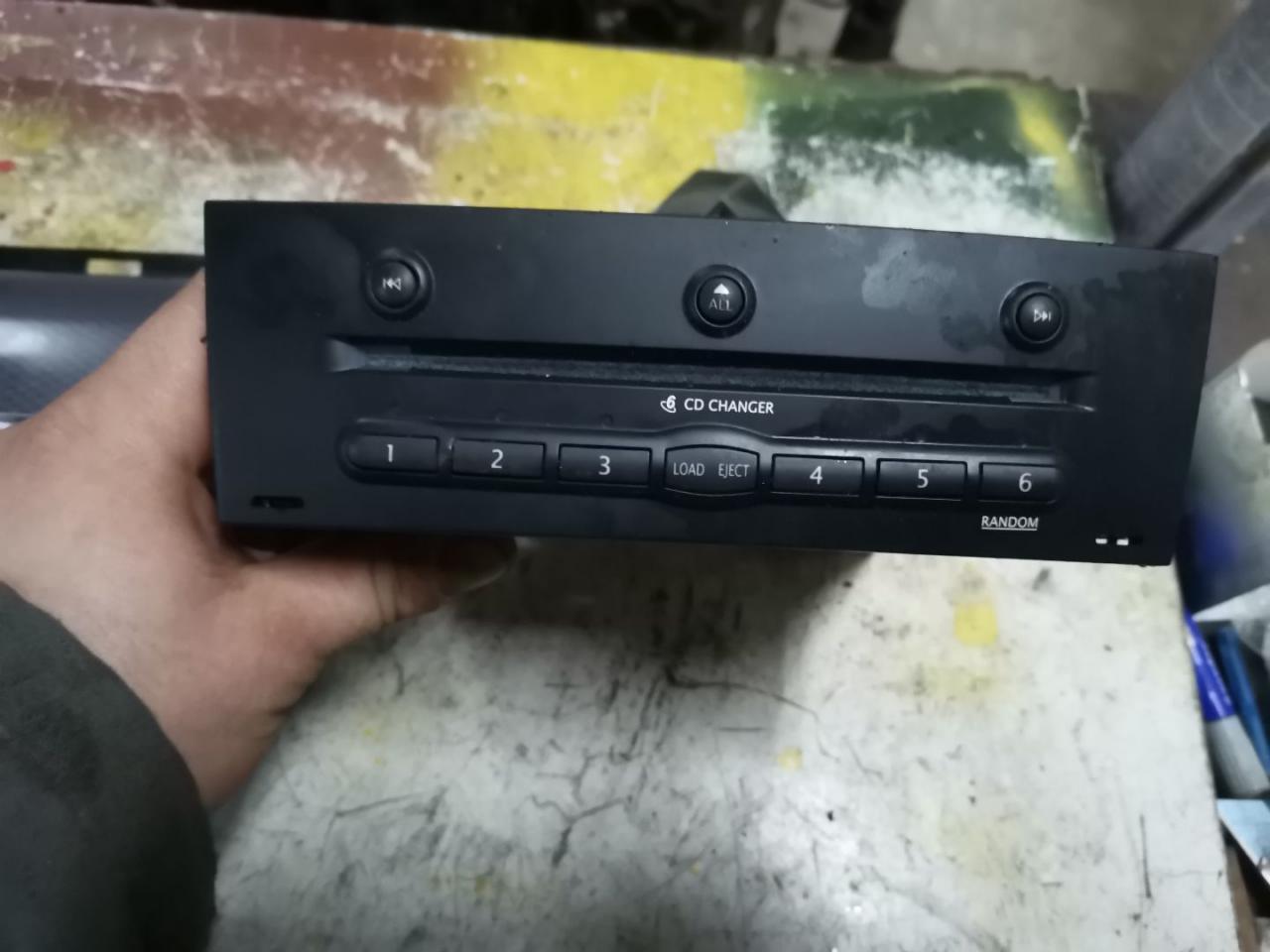CD-чейнджер Renault Megane 2 поколение 2005, 1.4 л., бензин, МКПП, хетчбэк 3 дв., правый руль - фото №1