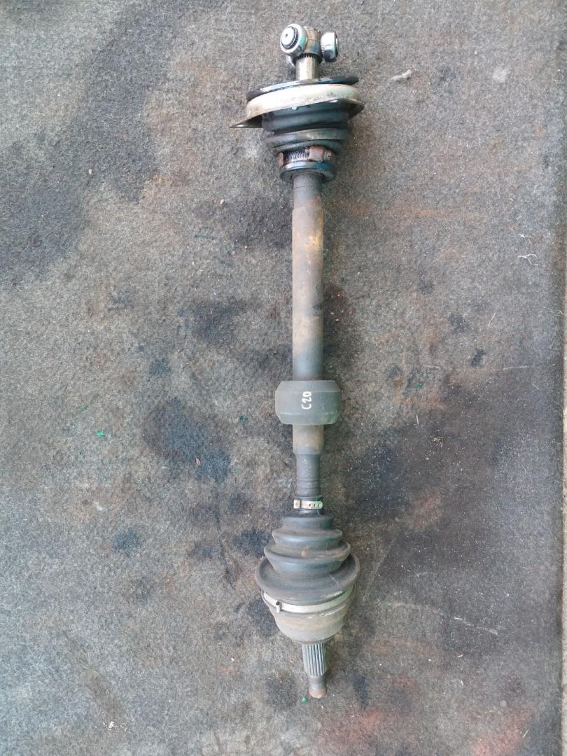 полуось передняя левая (приводной вал, ШРУС) Renault Laguna 1 поколение 1997, 2.0 л., F3R 768, бензин, МКПП, красный, универсал - фото №1