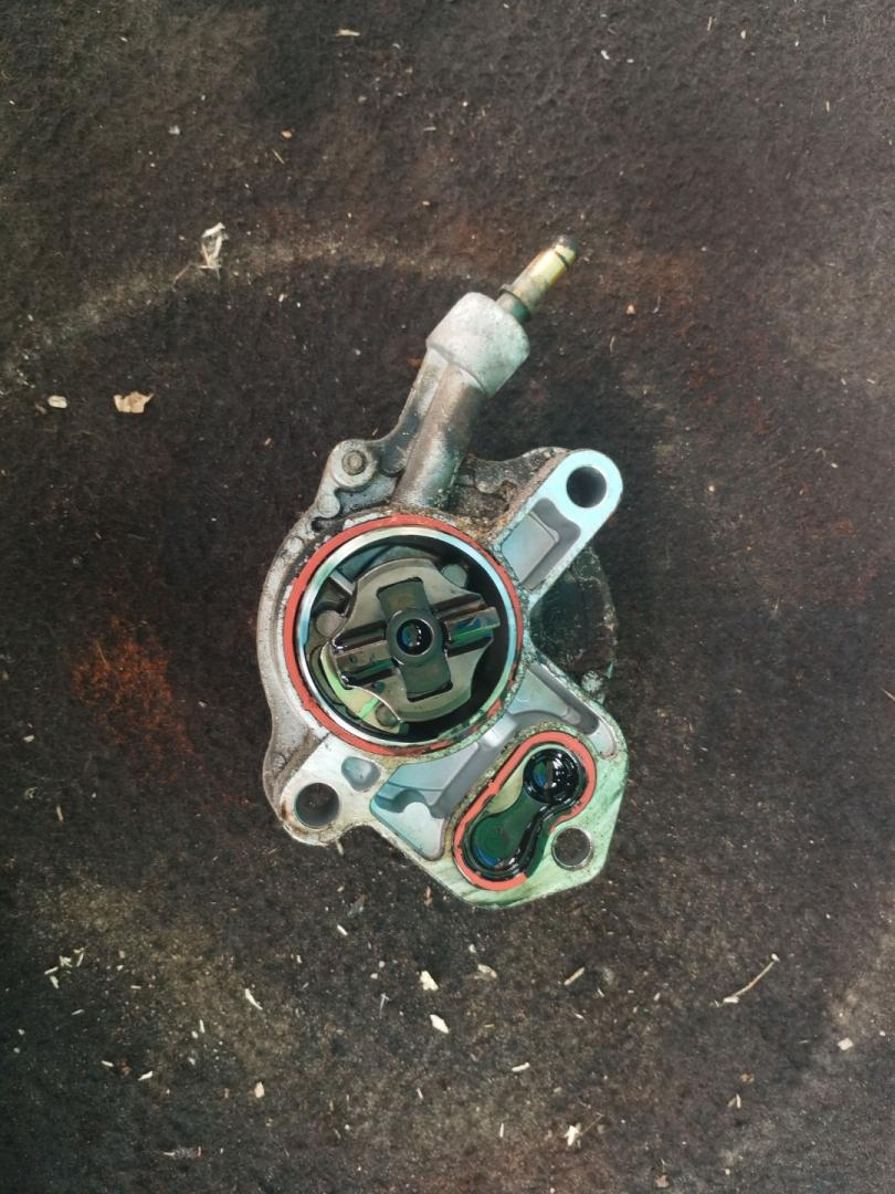 насос вакуумный Peugeot 307 1 поколение 2003, 2.0 л., дизель, МКПП, серебро, универсал - фото №1