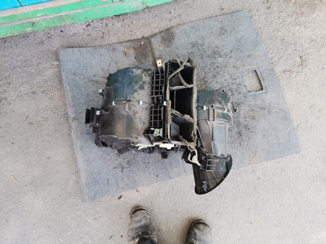 корпус отопителя (печки) Peugeot 307 1 поколение (2001 - 2005), 2.0 л., дизель, МКПП, черный, универсал - фото №1